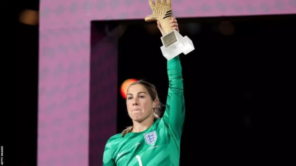Mary Earps celebrates with the Golden Glove following England's World Cup final defeat