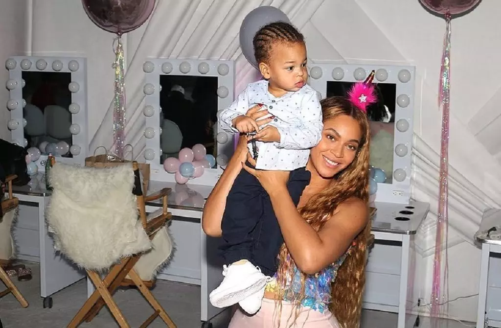 Beyonce carrying her son, Sir Carter