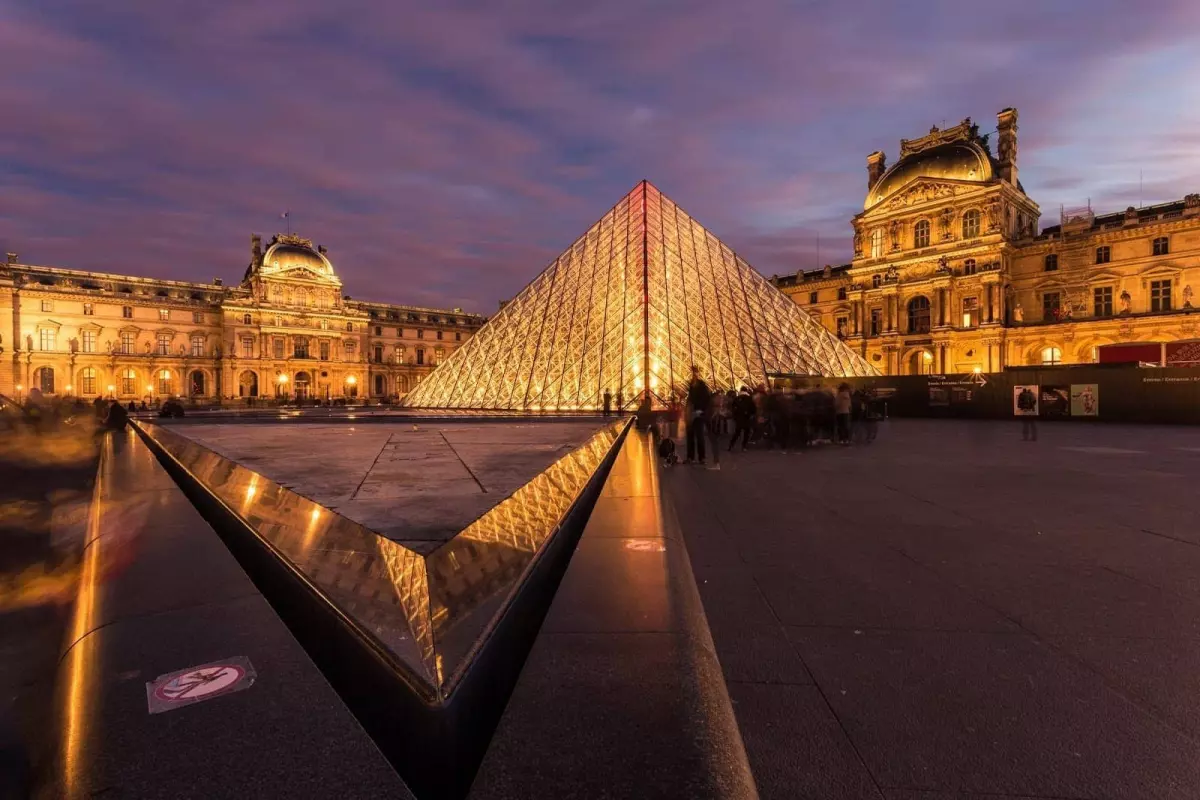 Airbnb alternatives: Louvre Paris Dusk