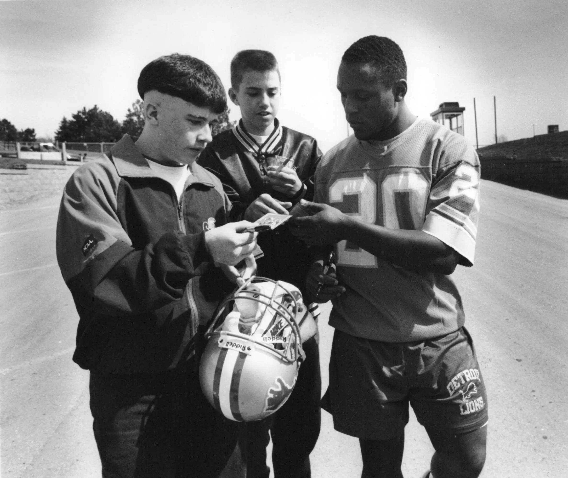 Barry Sanders signing autographs