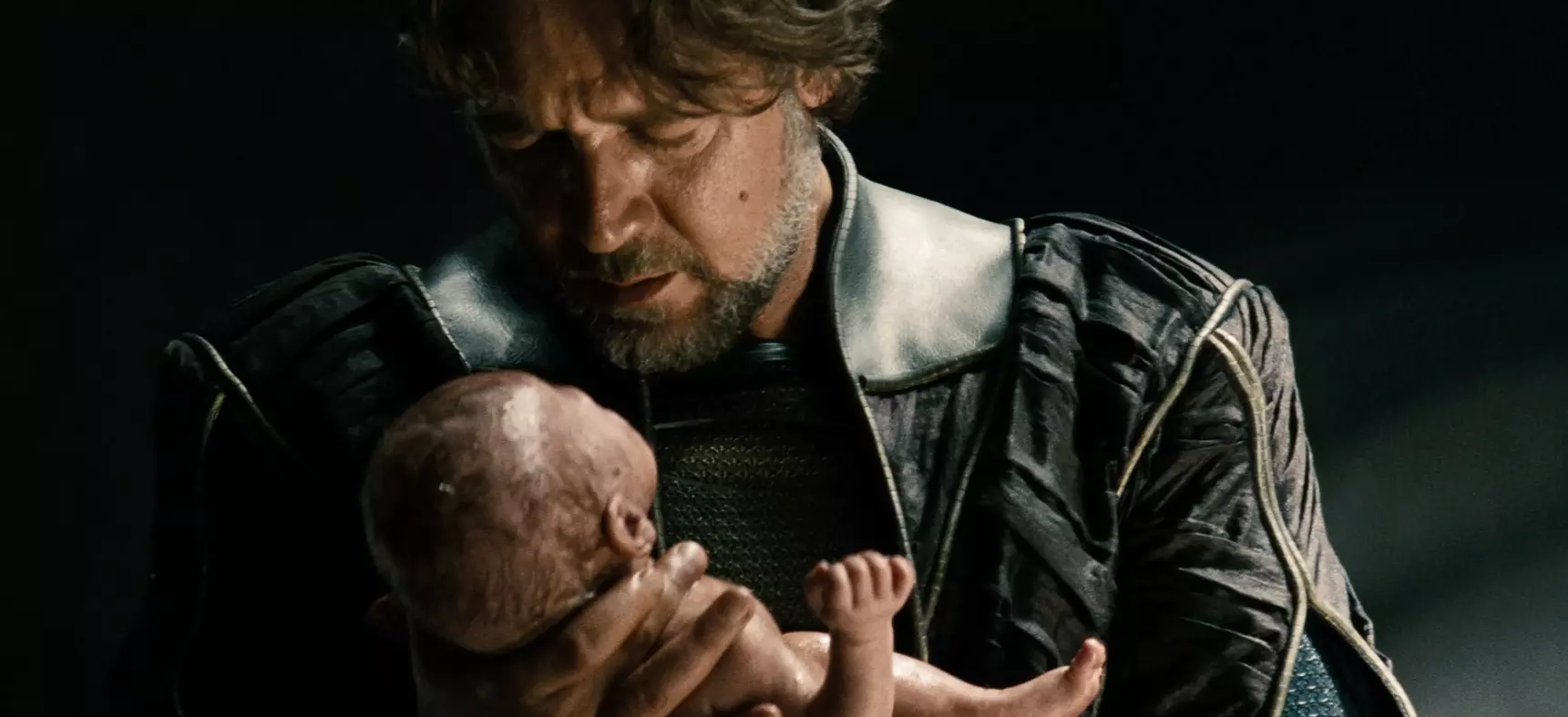 Jor-El holding the newborn Kal-El